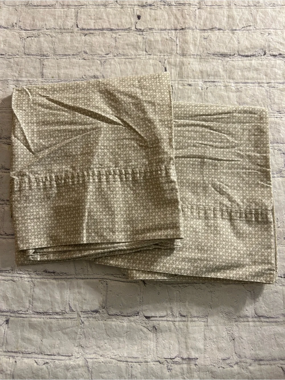 THOMAS O’BRIEN VTG  MODERN 100% COTTON BEIGE/SMALL WHITE DOTS PILLOW CASES KING